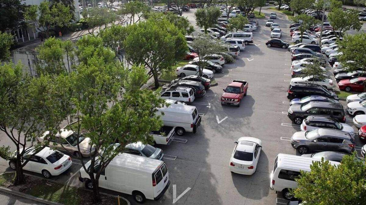 Los espacios de estacionamiento en el Dadeland Mall pueden ser difíciles de encontrar, especialmente durante los fines de semana.