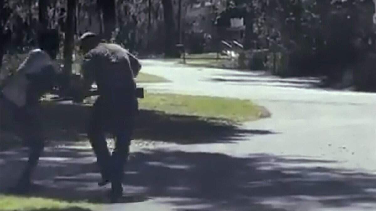 En esta captura de imagen del video publicado en Twitter el martes 5 de mayo de 2020, Ahmaud Arbery, a la izquierda, lucha con Travis McMichael quien porta una escopeta en una calle en un vecindario a las afueras de Brunswick, Georgia, el 23 de febrero de 2020.