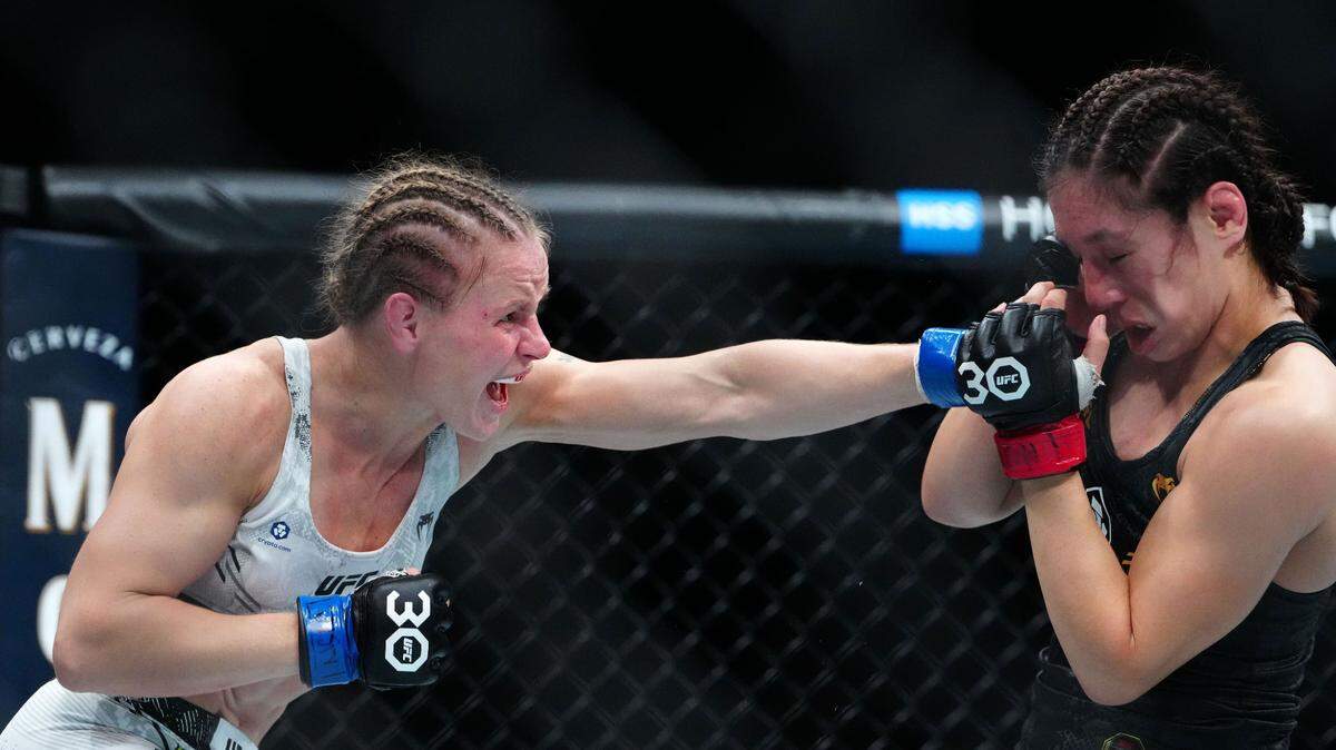 Ni las protagonistas ni los aficionados salieron de la Noche UFC convencidos de que Alexa Grasso (der.) merecía retener su corona o que Valentina Shevchenko hizo lo suficiente para destronar a la campeona, mientras que la palabra “robo’’ hizo su aparición al final de la velada el sábado en Las Vegas.