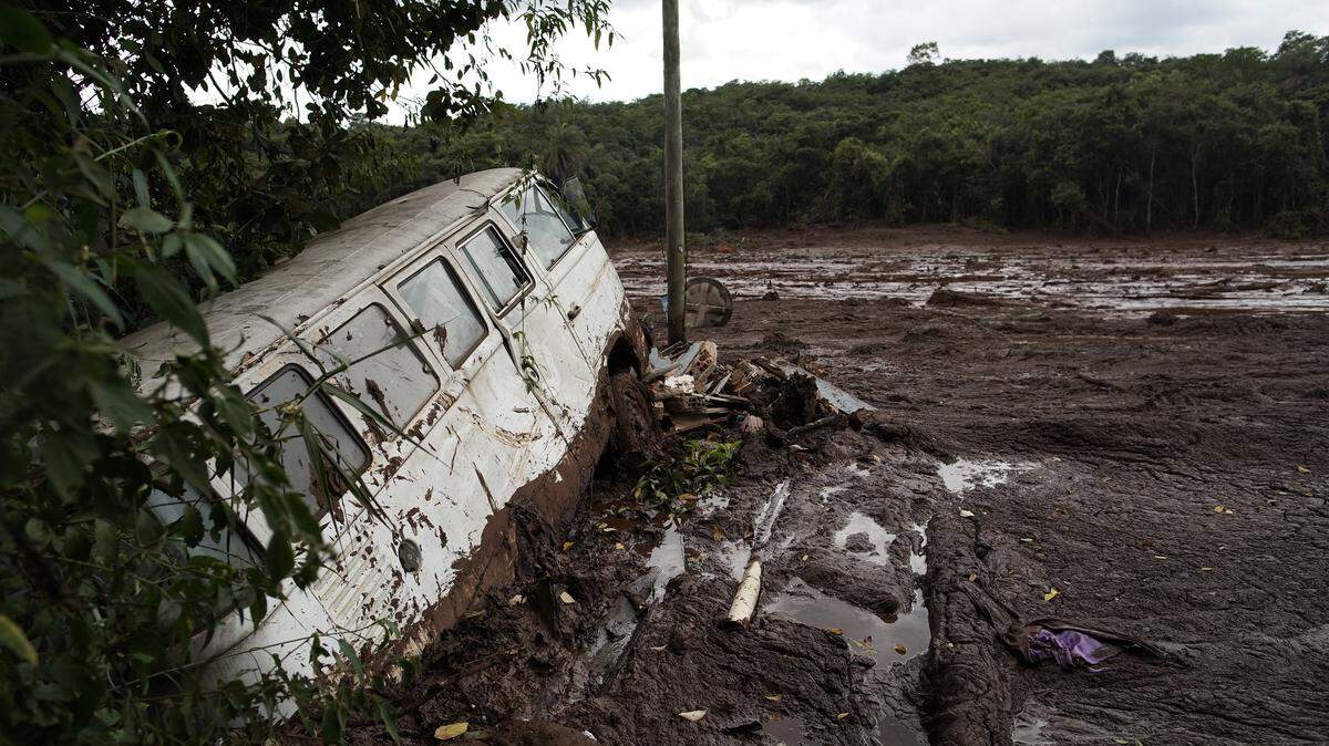 El 25 de enero, la ruptura de una presa en una mina de hierro propiedad del gigante brasileño Vale SA liberó decenas de miles de kilos (libras) de un barro rojizo sobre una amplia zona de Brumadinho.