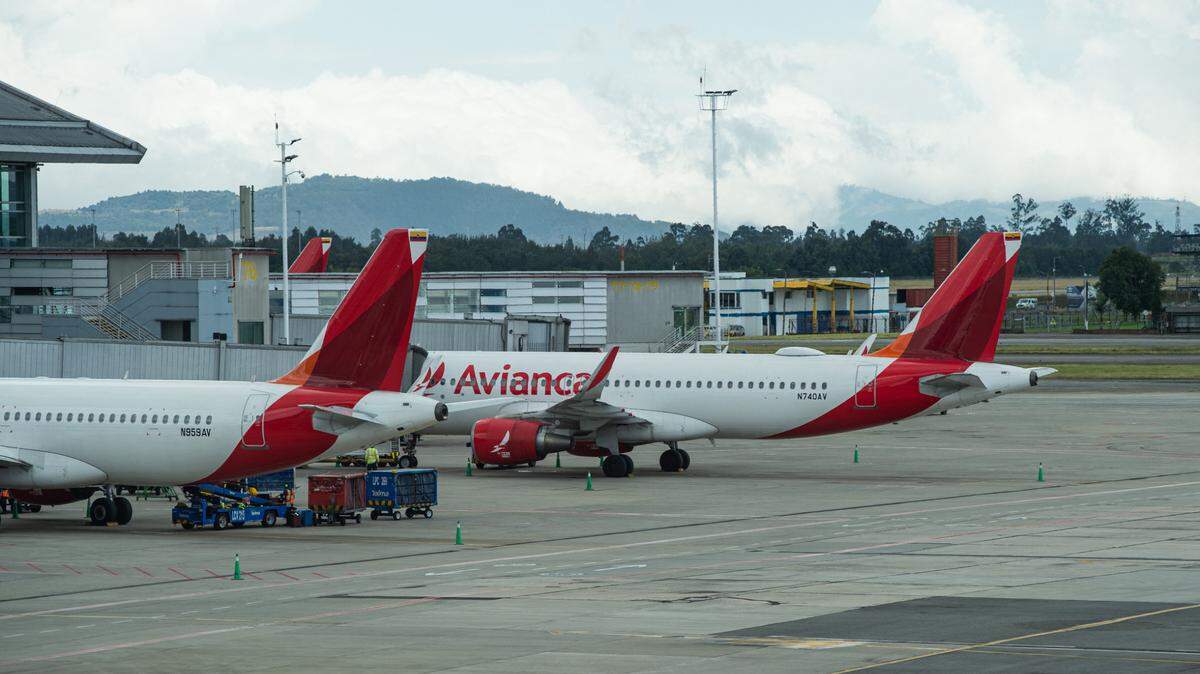 Foto de archivo del 28 de julio de 2023 de dos aviones de la aerolínea Avianca, en el Aeropuerto Internacional de El Dorado en Bogotá.