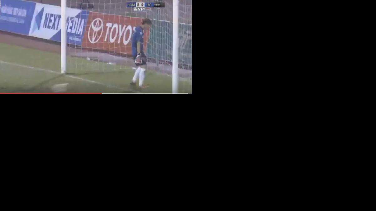 El portero Nguyen Minh Nhut dio las espaldas cuando el atacante del equipo Ho Chi Minh transformó un penal.