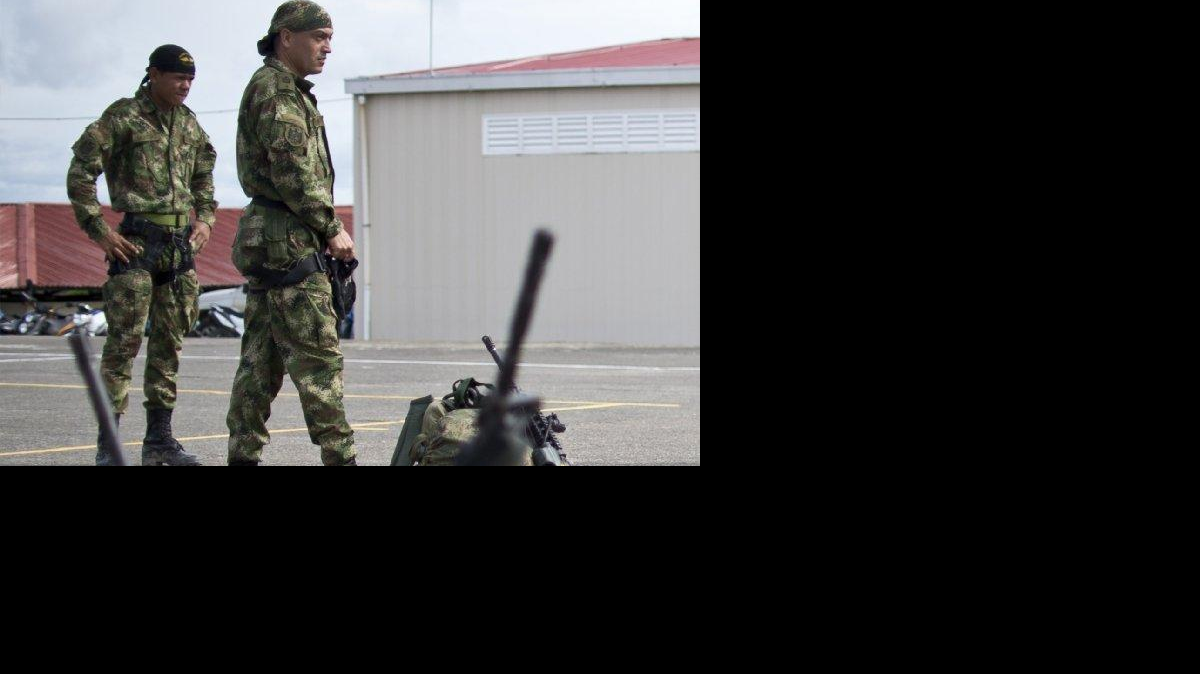 Soldados colombianos se preparan en una base militar en Quibdó, departamento del Chocó, Colombia, el 19 de noviembre de 2014, antes de dirigirse a reforzar las operaciones de búsqueda del general Rubén Alzate, quien fue secuestrado por las FARC.