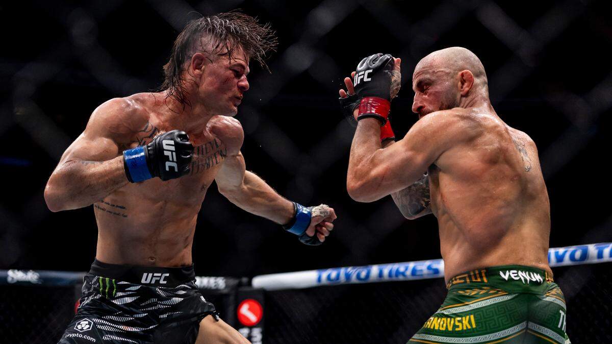 El australiano Alexander Volkanovski (der.)  se convirtió en el primer campeón de UFC mayor de 35 años en divisiones de 155 libras o menos, tras una guerra épica en Miami ante un valiente Diego Lopes. 