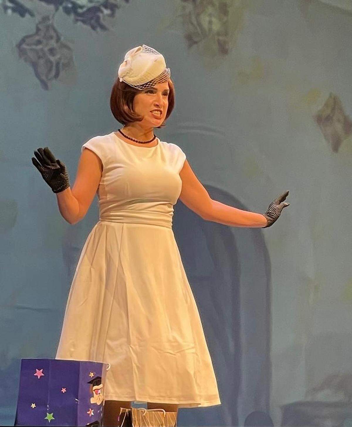 Rosita (Laura de Mare) canta la romanza “Soy coqueta”.