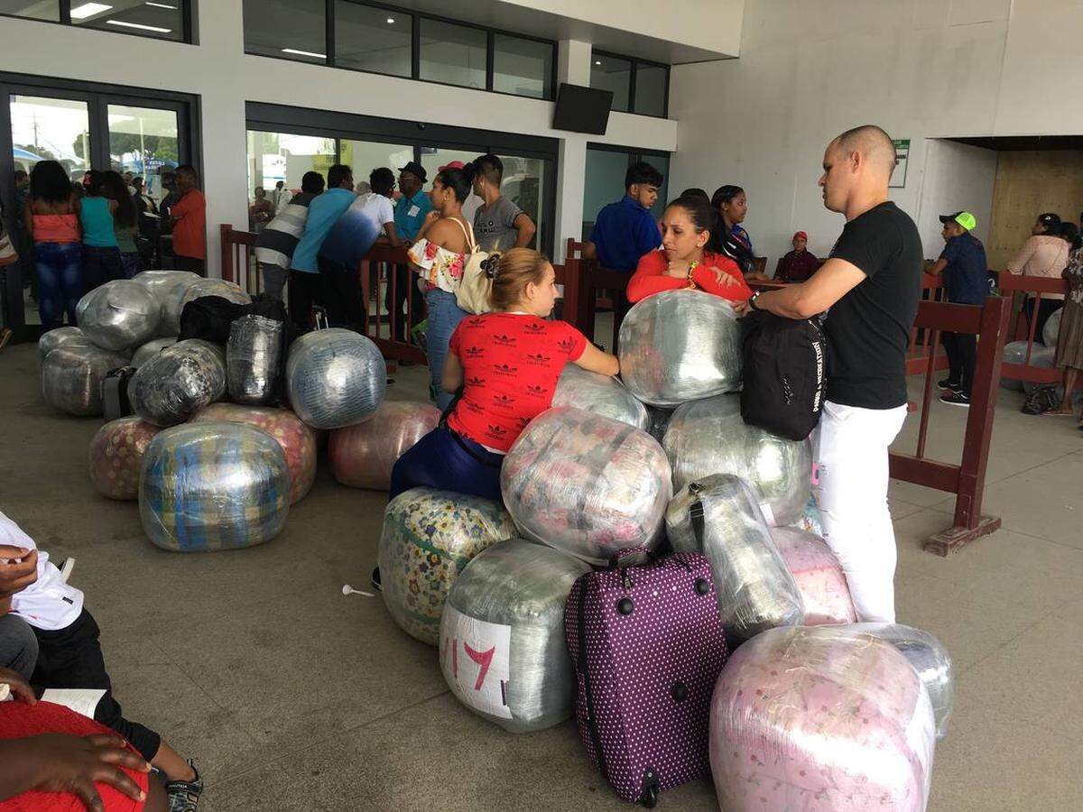 Cubanos regresan a la isla desde la capital guyanesa cargados de mercancía que compraron en Georgetown.