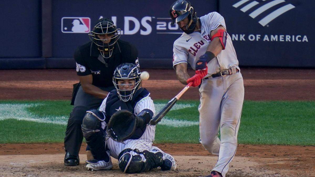 Amed Rosario, de los Guardianes de Cleveland, conecta un jonrón solitario contra los Yankees de Nueva York durante la quinta entrada del Juego 2 de una serie de béisbol de la División de la Liga Americana, el viernes 14 de octubre de 2022, en Nueva York.