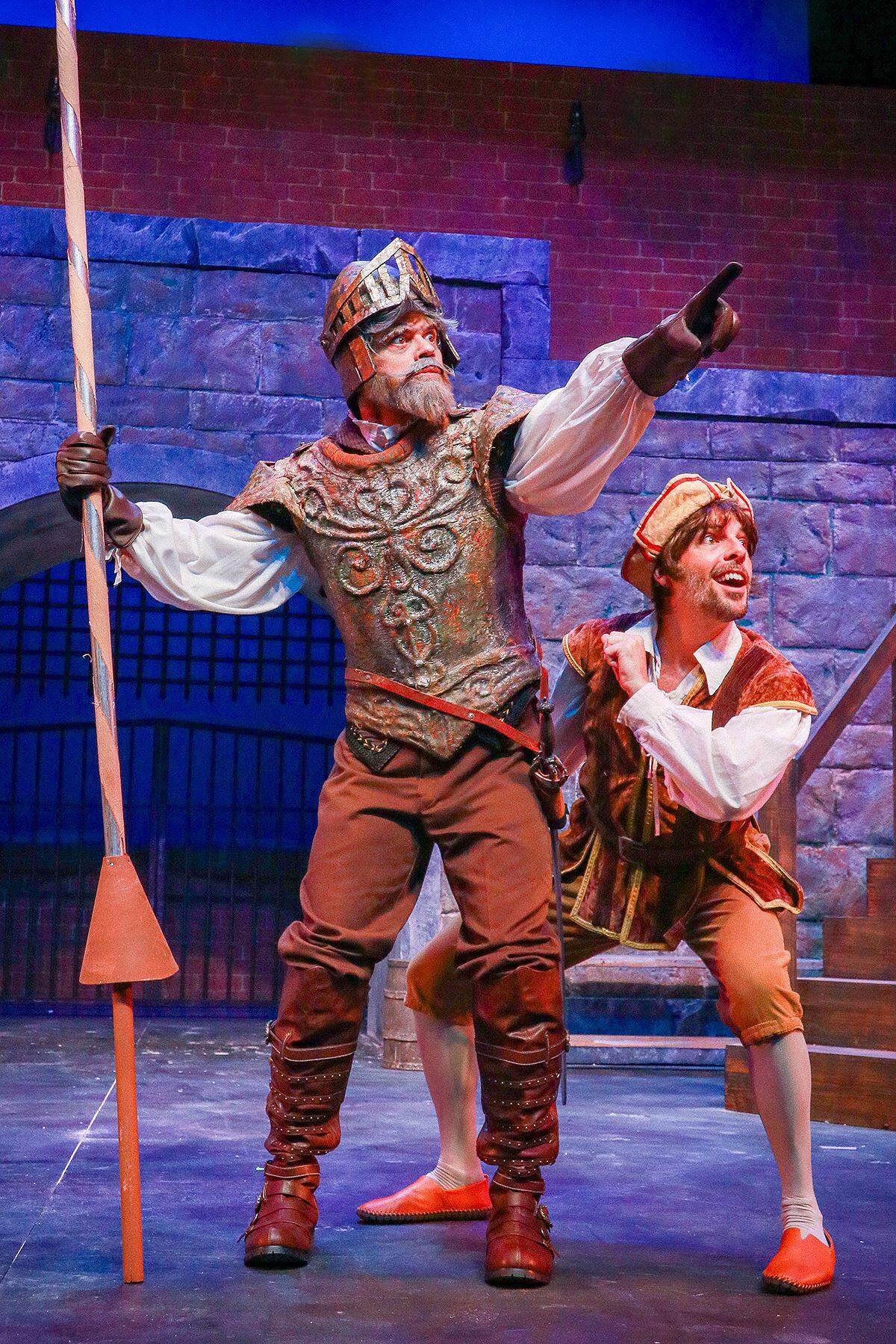 E.L. Losada con la misma coraza que lució Don Quijote en la producción de Actors’ Playhouse hace tres décadas. Junto a Losada está José Luaces como Sancho Panza. 