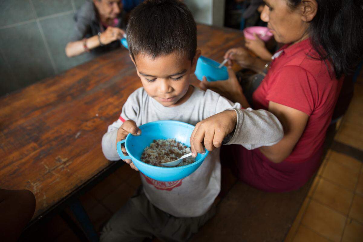 Luisito, de 6 años comenzó a ir este año a la Casa de María con su madre porque no tenían para comer.  La sopa que sirven en este comedor benéfico de Propatria, Caracas, es la única comida garantizada que tienen en el día.