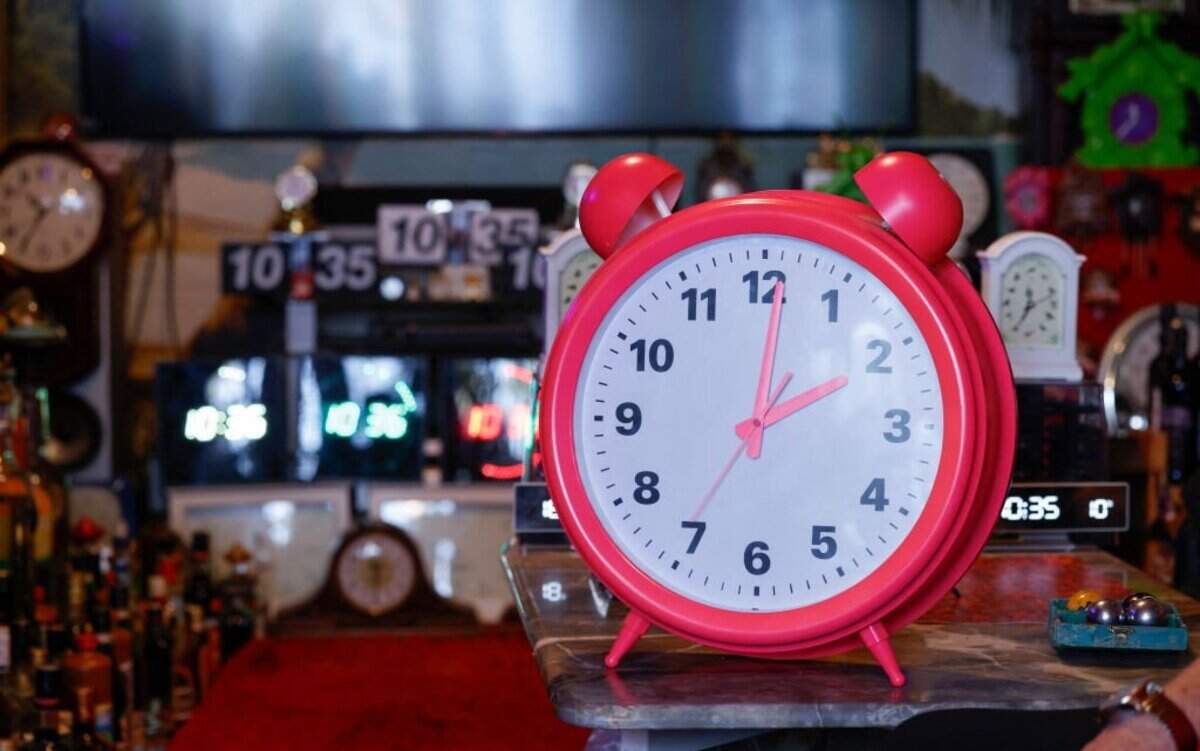 Se muestra un reloj en Múnich, sur de Alemania, el 22 de marzo de 2024. Con el cambio de hora del 31 de marzo de 2024, el horario de verano comienza de nuevo. El debate también sigue abierto en la Unión Europea. El Parlamento Europeo respaldó en 2019 poner fin a los cambios estacionales de hora y dejar que cada Estado eligiera un horario permanente, pero la propuesta permanece bloqueada en el Consejo por la falta de consenso entre los países.