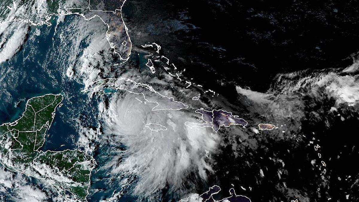 El huracán Rafael avanza por el Caribe rumbo a tocar tierra en Cuba este miércoles.