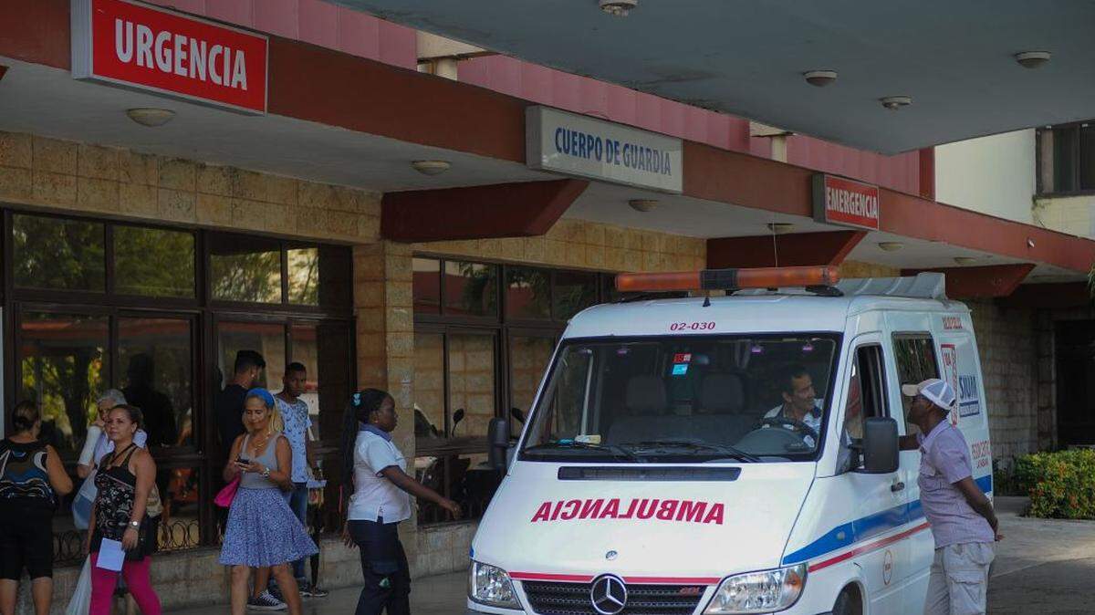Foto de archivo muestra una ambulancia aparcada frente al Hospital Comandante Manuel Fajardo de La Habana, Cuba, el 6 de julio de 2017.