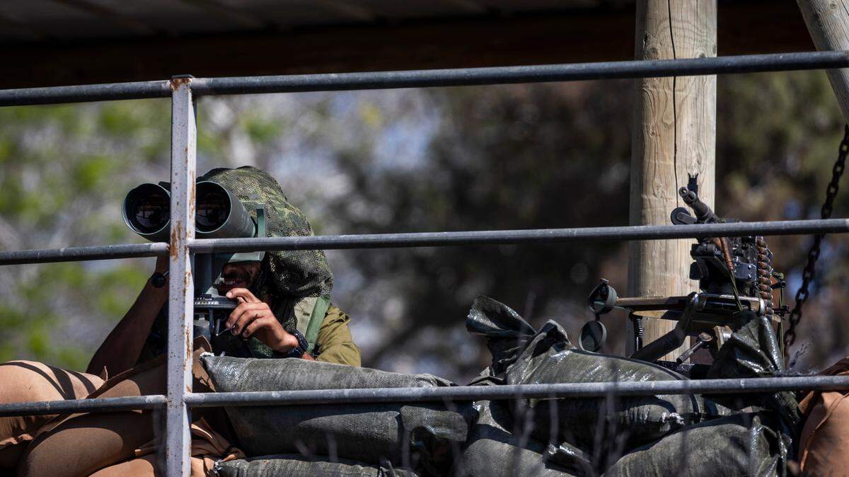 Un soldado de Israel en un puesto de vigilancia, el jueves 19 de octubre de 2023, en el Kibutz Nir Oz, Israel.
