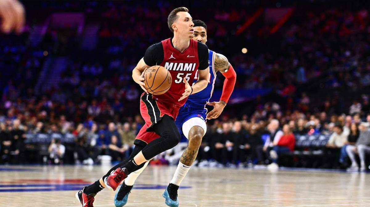 El jugador del Heat Duncan Robinson entra al aro ante la marca de Kenyon Martin Jr, de los 76ers, en el primer cuarto del partido celebrado el 14 de febrero de 2024 en Filadelfia.