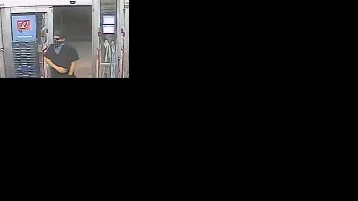 El video de vigilancia muestra a Jorge Santiago Tapia, de 15 años entrando a una farmacia Walgreens.