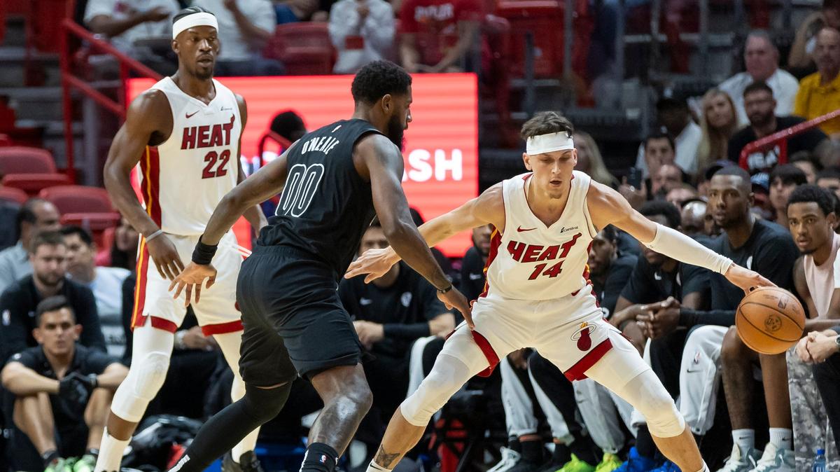El escolta del Heat Tyler Herro (der.) trata de pasar la marca de Royce O’Neale, de los Nets de Brooklyn, en el partido celebrado el 1ro de noviembre de 2023 en Miami.
