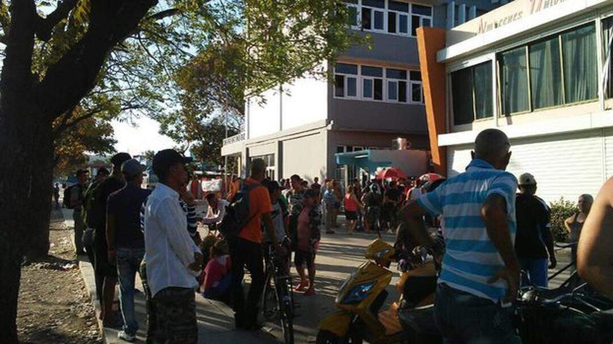 Colas en la oficina de Cubacel del Centro de Negocios Holguín por la promoción 'Si activas, ganas 30'.