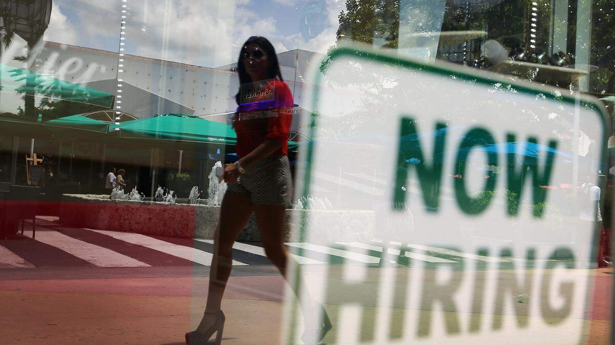 Un letrero indicando que están contratando personal es visto en una tienda de Miami Beach el  5 de julio de 2012.