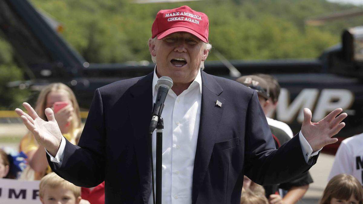 El precandidato republicano Donald Trump habla durante una conferencia de prensa en Iowa, antes de asistir a la Feria Estatal el sábado 15 de agosto. 