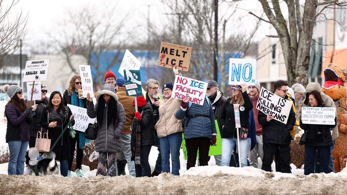 Personas protestan contra el proyecto previsto de convertir un almacén en un centro de detención del U.S. Immigration and Customs Enforcement (ICE) en Roxbury, Nueva Jersey, el 16 de febrero de 2026.