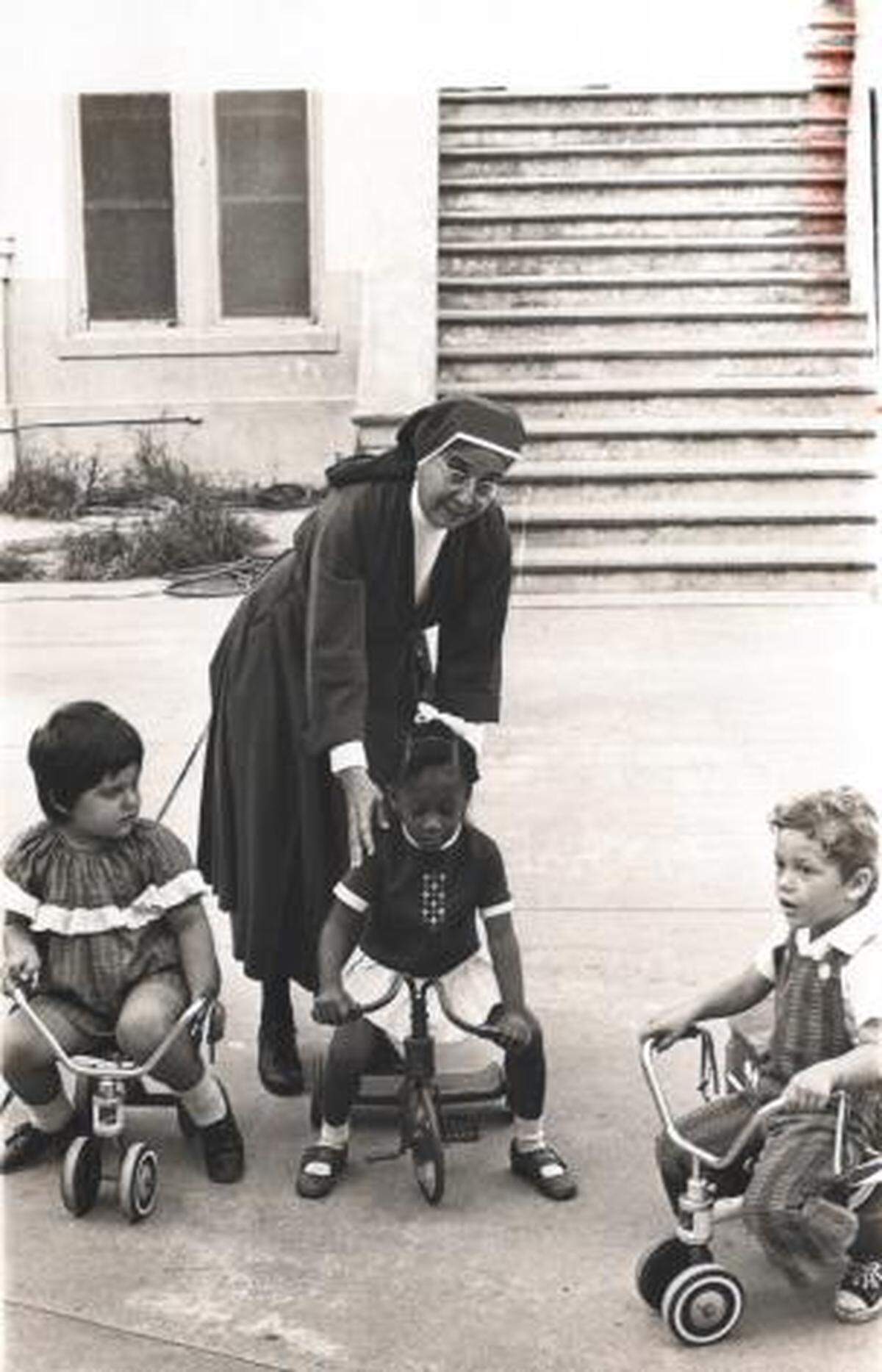 In October 1971, Sister Hilda Alonso supervises the children as they play in the nursery at the Centro Hispano Católico.