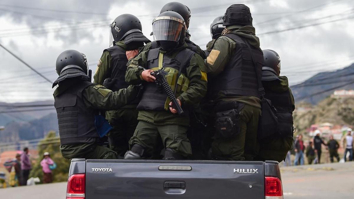 Policías que retiraron el apoyo al ex presidente Evo Morales patrullan las calles de La Paz el 11 de noviembre de 2019.