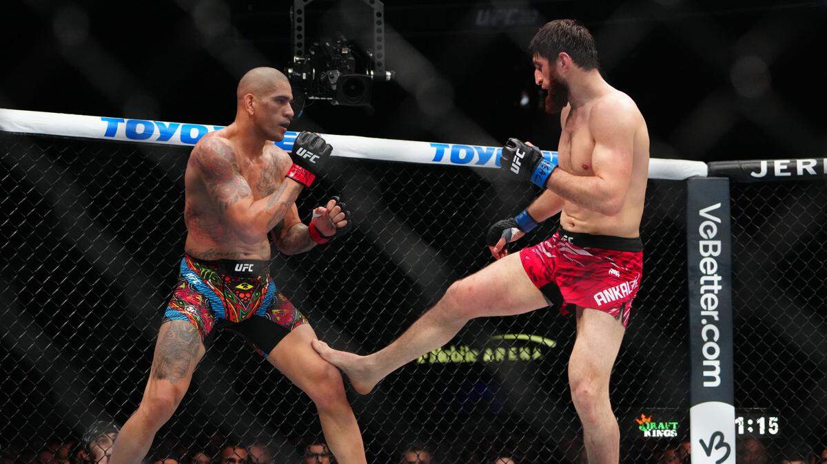 Magomed Ankalaev (der.) desplegó todo su arsenal para mantener en la duda a Alex Pereira y arrebatarle la corona del peso semicompleto en la pelea principal de la UFC 313, que tuvo lugar el sábado en la T-Mobile Arena de Las Vegas.