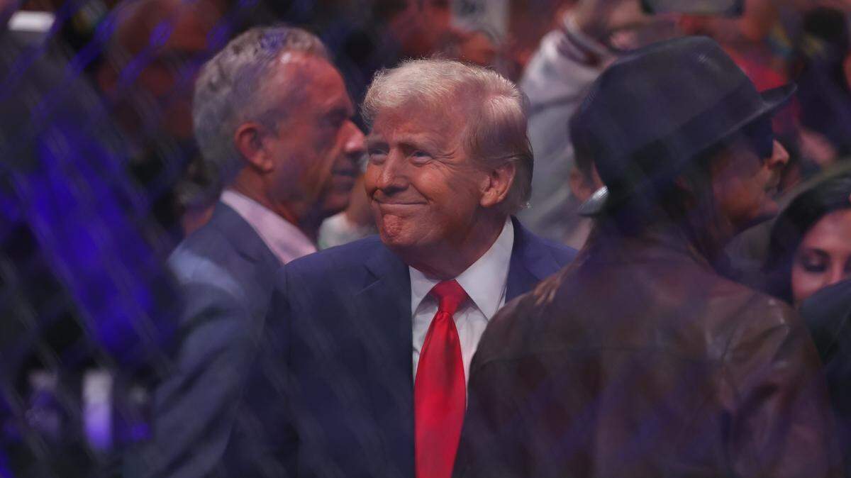 El presidente electo Donald Trump asiste una pelea de artes marciales mixtas UFC 309 en el Madison Square Garden, Nueva York, el sábado 16 de noviembre de 2024. Detrás a la izquierda está Robert F. Kennedy Jr., un controvertido activista antivacunas que será nominado por Trump como secretario de Salud.