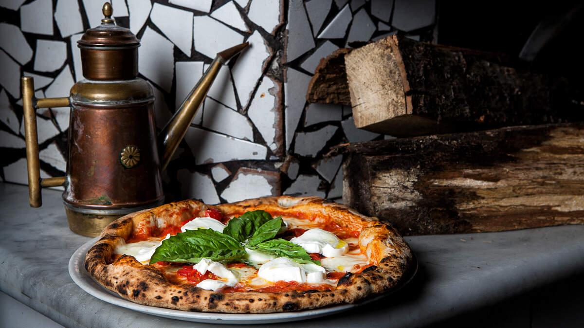 Fratelli La Bufala, la primera pizzería napolitana de Miami, ha permanecido abierta durante 13 años consecutivos en el histórico vecindario “South of 5th” de Miami Beach.