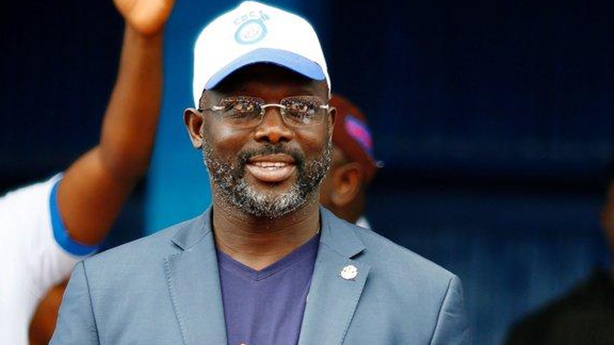 George Weah fue estrella del PSG y del Milan AC en los años 90 y se acreditó el Balón de Oro en 1995, el único africano que ha podido alcanzar ese premio. 