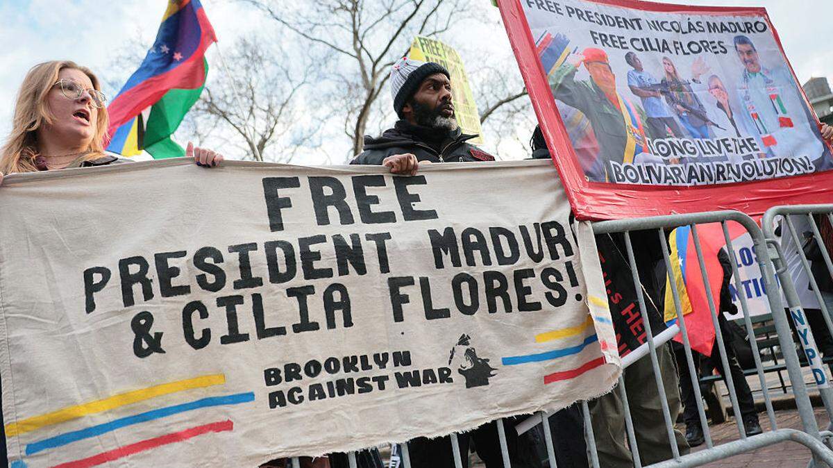 Partidarios del exgobernante venezolano Nicolás Maduro protestan frente al Tribunal Federal de Manhattan, antes de su audiencia judicial del jueves 26 de marzo de 2026, en la ciudad de Nueva York. El cartel dice “Libertad para el presidente Maduro y Cilia Flores”.