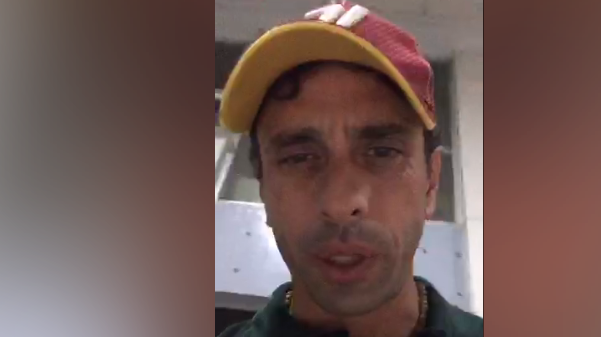 Henrique Capriles, gobernador del estado Miranda y líder opositor, denuncia el miércoles por Periscope que fue acosado por grupos armados afuera del aeropuerto en la Isla de Margarita, Venezuela. 