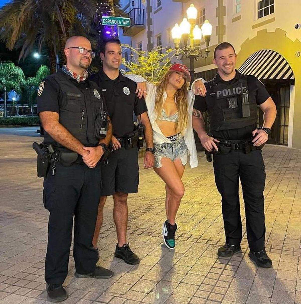 Jennifer López tuvo tiempo para posar para una foto con policías de Miami Beach.