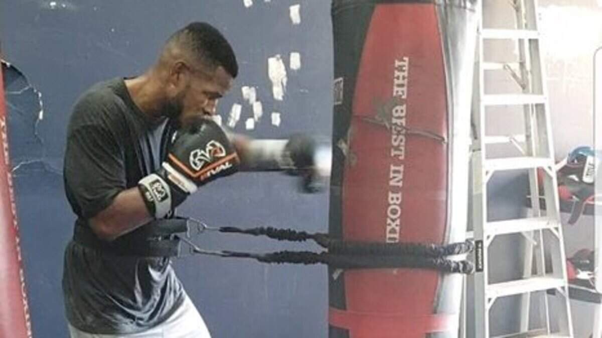 SULLIVAN BARRERA entrena fuerte para su pelea del 3 de noviembre.