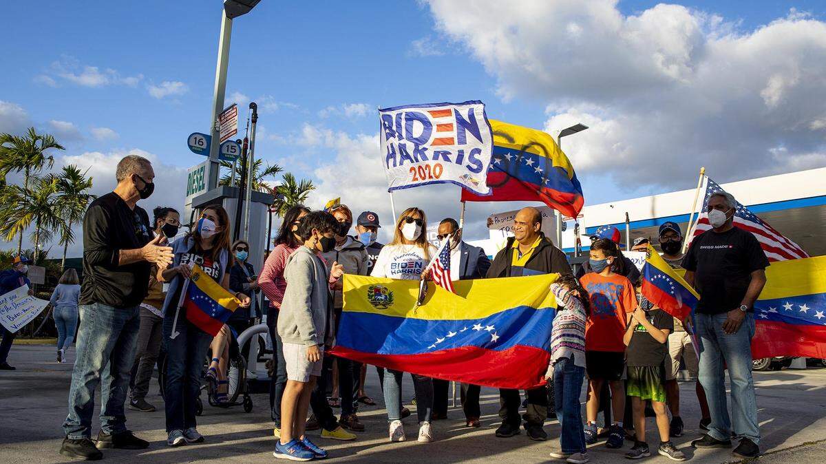 Adelys Ferro, partidaria de Biden, habla con los medios mientras los venezolano-estadounidenses celebran la aprobación del estatus de protección temporal para más de 300.000 ciudadanos venezolanos que viven en Estados Unidos, en El Arepazo en Doral, Florida, el martes 9 de marzo de 2021.