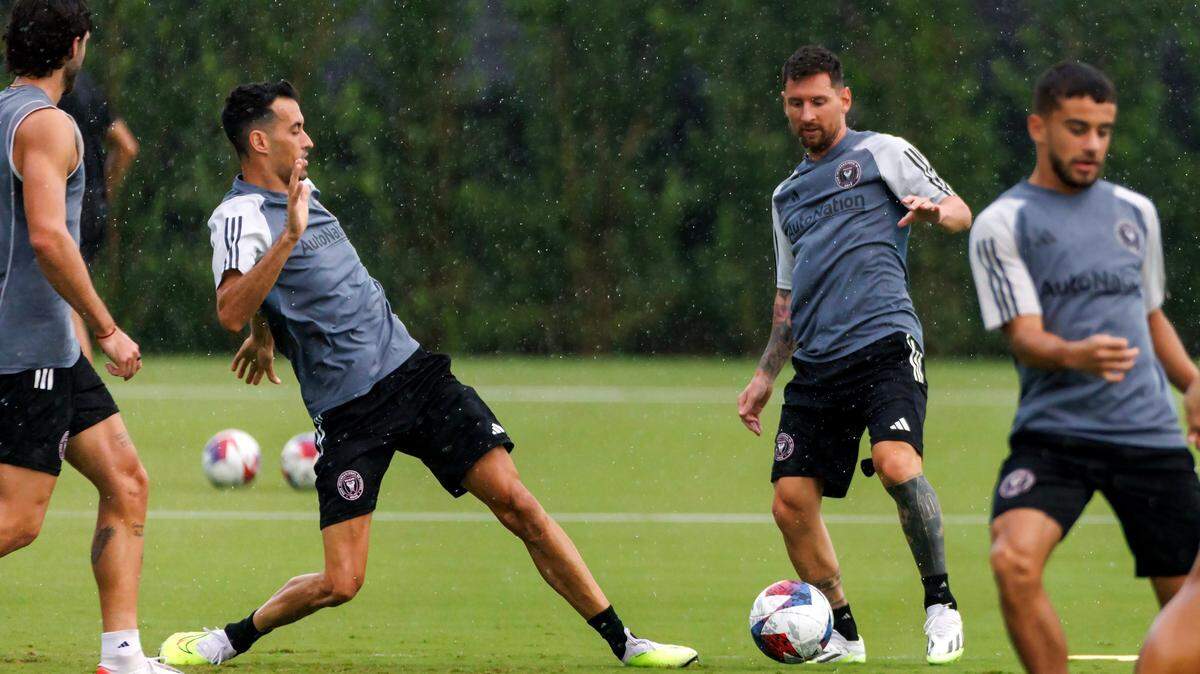 Foto de archivo. El delantero del Inter Miami Lionel Messi (der.) y el mediocampista Sergio Busquets participan una práctica con el equipo en el Florida Blue Training Center en Fort Lauderdale, Florida.