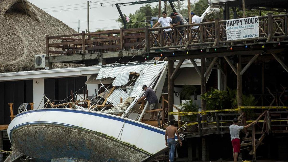 Vista de un velero que el mar arrastró hasta hacerla chocar contra un restaurante el viernes 6 de octubre de 2017, debido las fuertes lluvias durante el paso de la tormenta Nate, en la bahía de San Juan del Sur, ciudad de Rivas, a unos 140 kilómetros al oeste de Managua (Nicaragua).