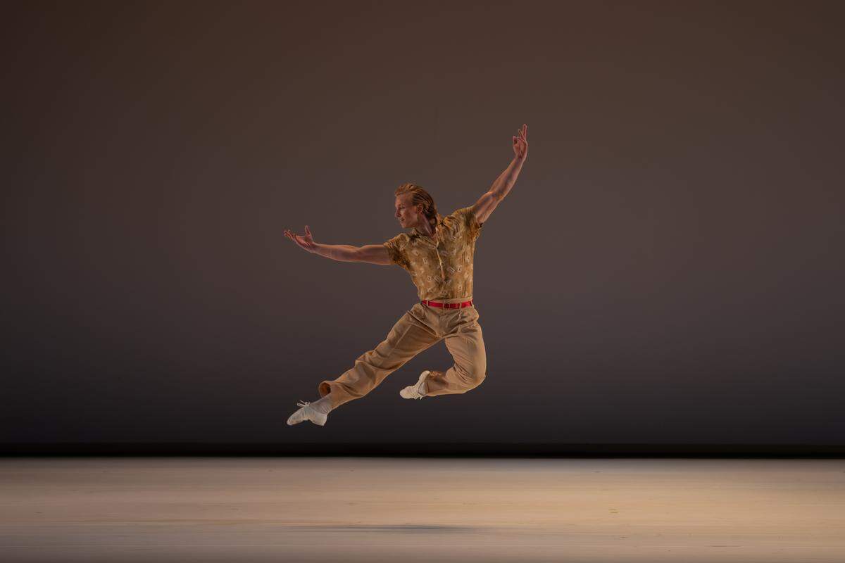  Chase Swatosh en “Boogie Woogie Bugle Boy (of Company B)”, segmento del ballet “Company B”, coreografía de Paul Taylor. 