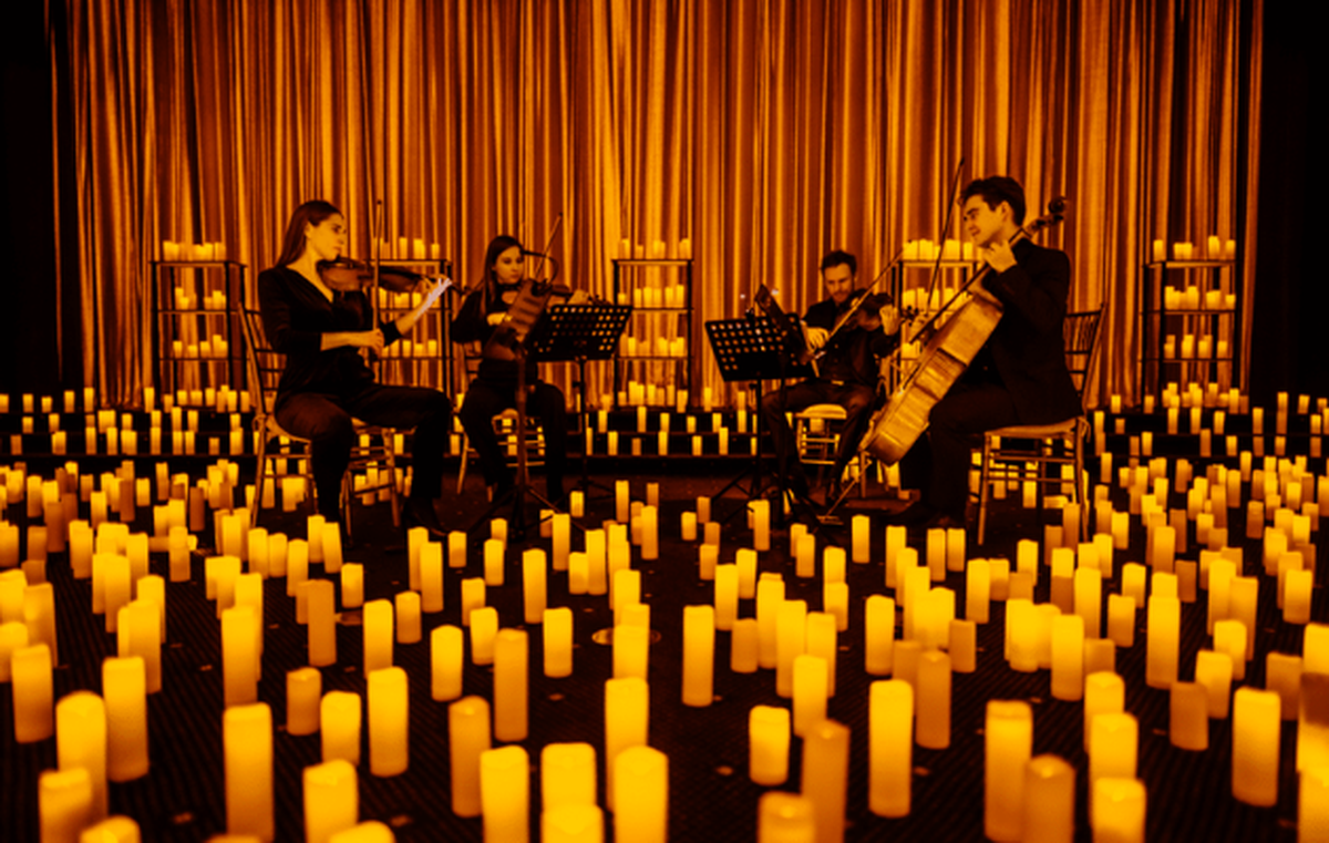 Los conciertos mágicos bajo la luz de las velas “Candlelight Concerts” en varios lugares.