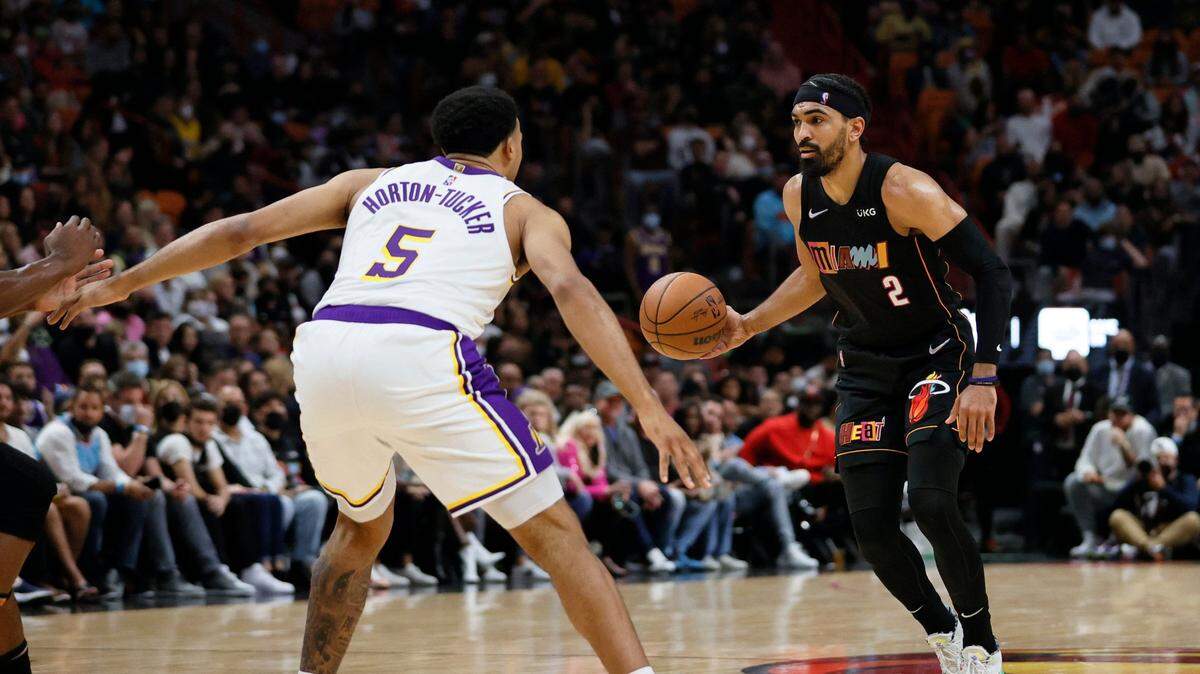 El jugador del Heat Gabe Vincent (der.) trata de pasar la marca de Talen Horton-Tuckerm, de los Lakers de Los Angeles, en el partido celebrado el 23 de enero de 2022 en Miami.