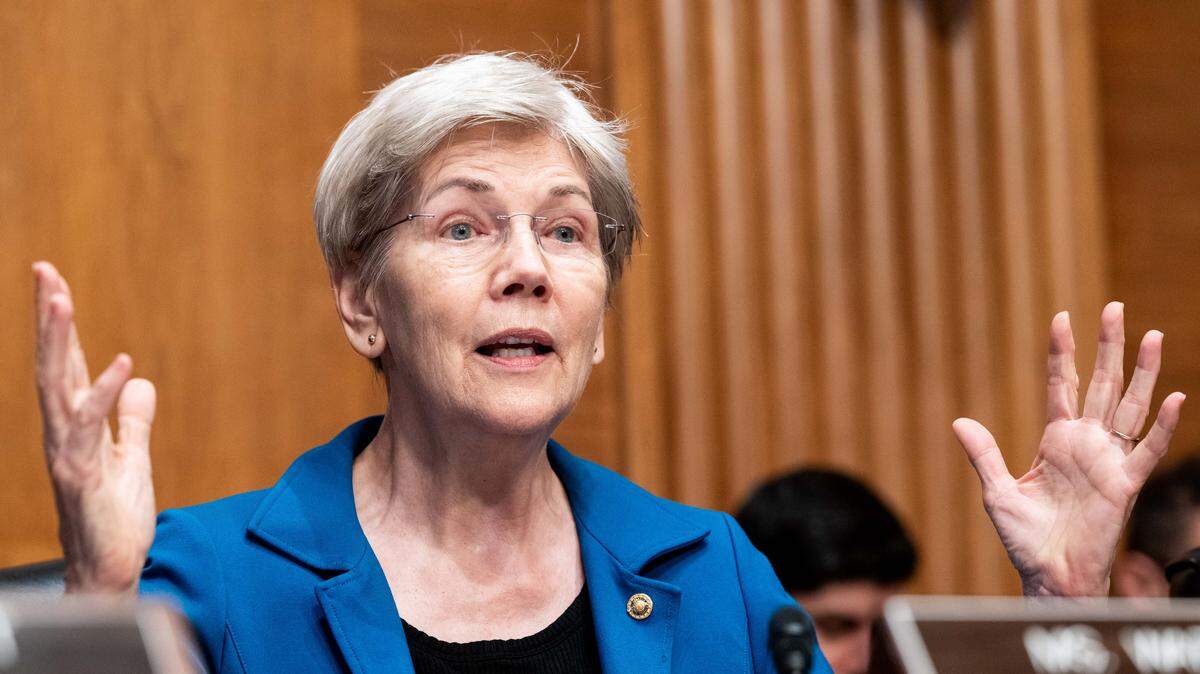 La senadora demócrata Elizabeth Warren (Massachusetts) criticó el jueves que la administración de Donald Trump ofrezca ayuda financiera a Argentina cuando el gobierno federal permanece cerrado por una dispusta presupuestaria. En la foto, Warren participa en una audiencia del Senado el 9 de julio de 2025.