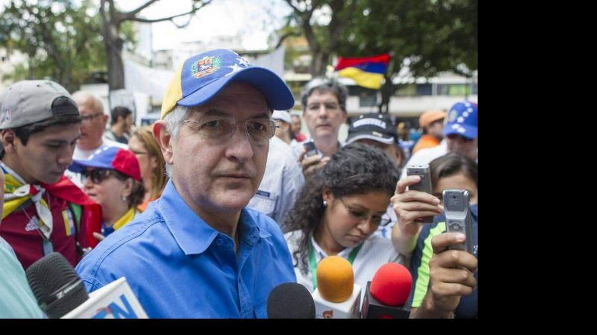 El alcalde mayor de Caracas, Antonio Ledezma, durante una marcha convocada por los estudiantes opositores en el municipio Chacao, en Caracas, el 20 de abril de 2014.