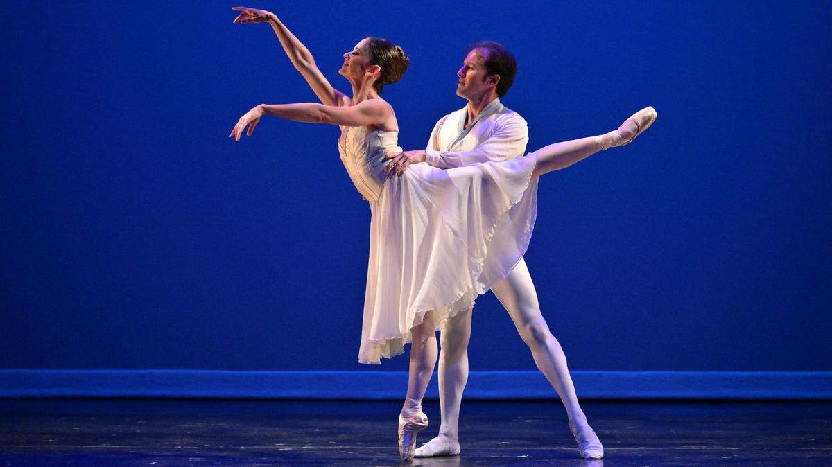 Emily Bromberg y Maikel Hernández, bailarines de Dimensions Dance Theatre of Miami (DDTM), en “Chopin Variations” del coreógrafo Samuel Kurkjian.