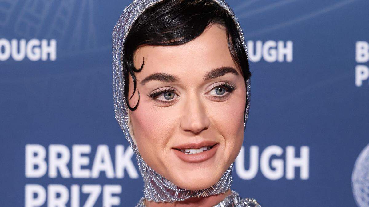  La cantautora estadounidense Katy Perry, vestida con un diseño de alta costura de Gaurav Gupta colección primavera-verano 2024, llega a la 11ª ceremonia anual de los Premios Breakthrough 2025, celebrada en el Barker Hangar el 5 de abril de 2025 en Santa Mónica, Los Ángeles, California, Estados Unidos. 
