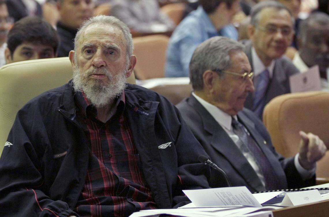 Fidel y Raúl Castro durante una sesión de la Asamblea Nacional cubana el 24 de febrero del 2012.  Fidel y Raúl gobernaron mientras  encabezaban el Partido Comunista de Cuba. Esta vez, al menos oficialmente, el gobierno y el Partido estarán dirigidos por dos personas distintas.
