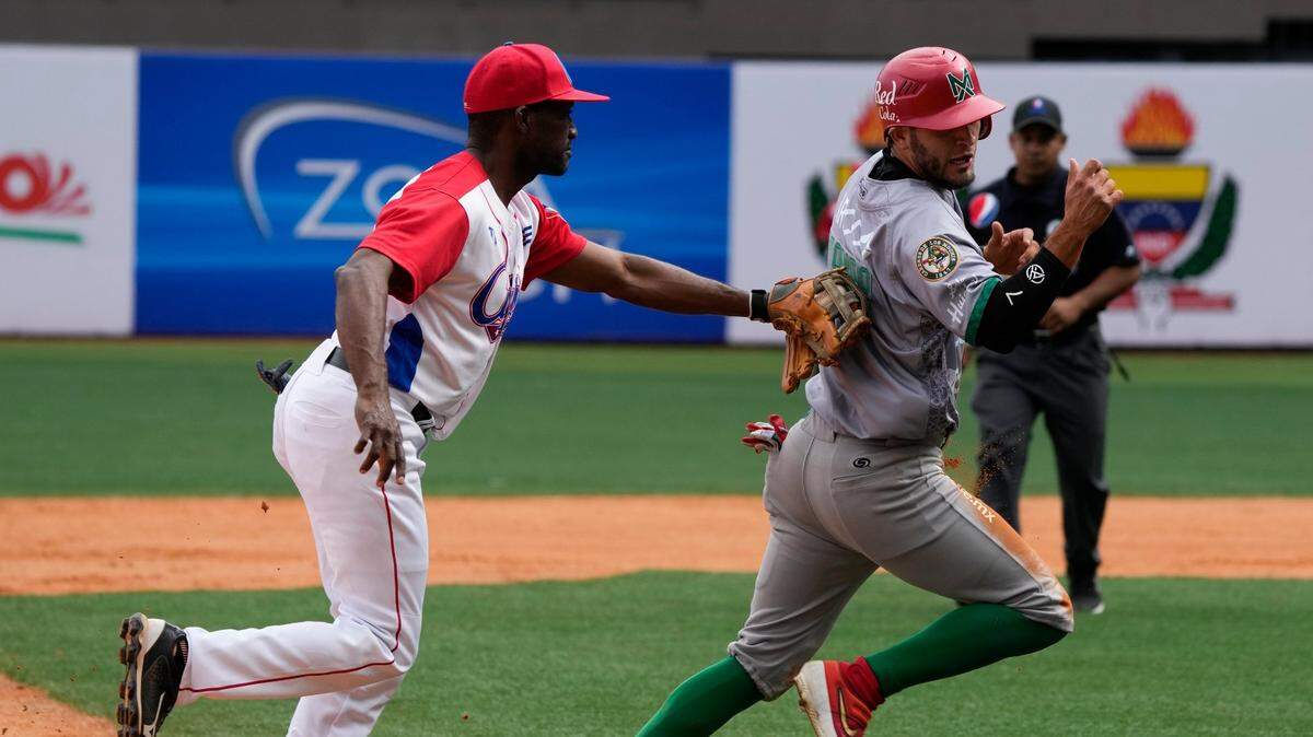 El tercera base cubano Osvaldo Abreu (izq.) toca al segunda base mexicano Jasson Abelardo Atondo en el tercer inning del partido celebrado el 5 de febrero de 2023 en Caracas, Venezuela.