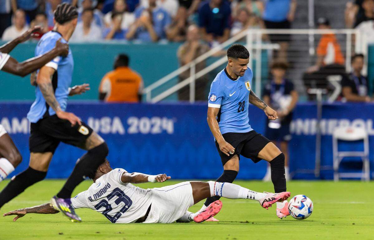 El jugador de Uruguay Maximiliano Araujo (der.) anotó un gol ante Panamá en el partido de la Copa América celebrado el 23 de junio de 2024 en el Hard Rock Stadium en Miami Garden, Florida.
