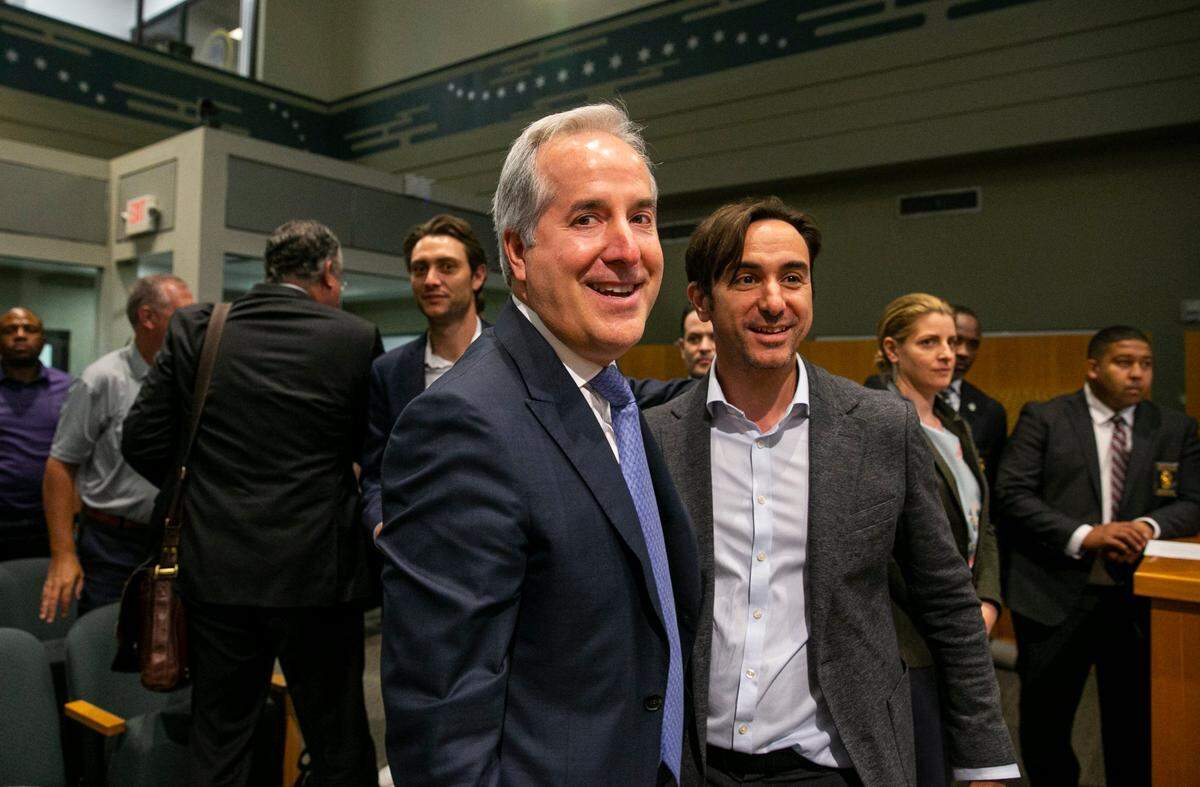 El copropietario de Inter Miami, Jorge Mas, reacciona después de que los comisionados de la Ciudad de Miami votaron para aprobar el contrato de arrendamiento de Miami Freedom Park, el 28 de abril de 2022.