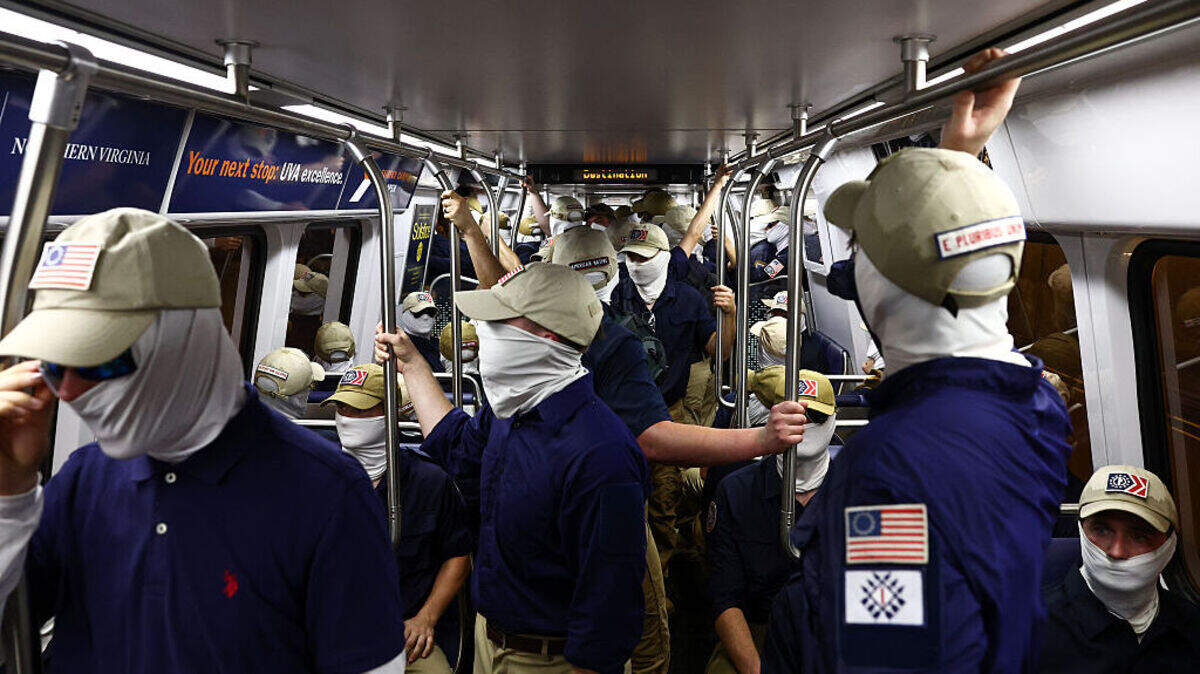 Miembros del grupo supremacista blanco Patriot Front viajan en el metro de Washington, el sábado 4 de julio de 2026 en Washington DC.