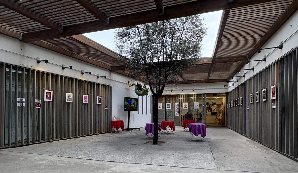Houda Bakkali expone “Arte por la salud” en el Centro Cívico Can Travi de la Val de Hebrón de Barcelona. La obra rinde homenaje a todas las pacientes de cáncer de mama, a familiares y a los especialistas que abordan esta patología. 